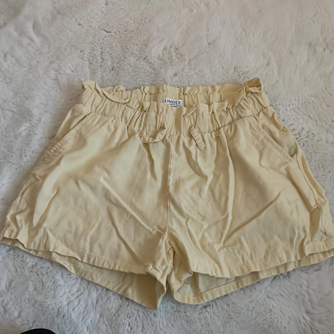 Beige shorts med volangkant från Lindex