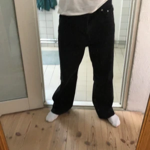 Weekday galaxy - Strl 31/30 Skick 8/10 Tillfixad bootcut. Kontakta om ni har några frågor!