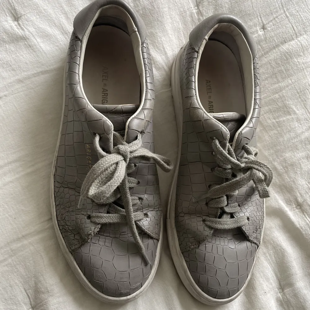 Jätte sköna skor från Axel Arigato i storlek 39, använda därefter priset - Bud är bindande, kan även köpa direkt för 500kr via att kontakta mig🌟❤️. Skor.