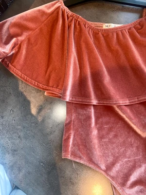 Body - Jättefin dustpink body man kan ha som både off shoulder och vanligt i ett mysigt velourtyg 💗