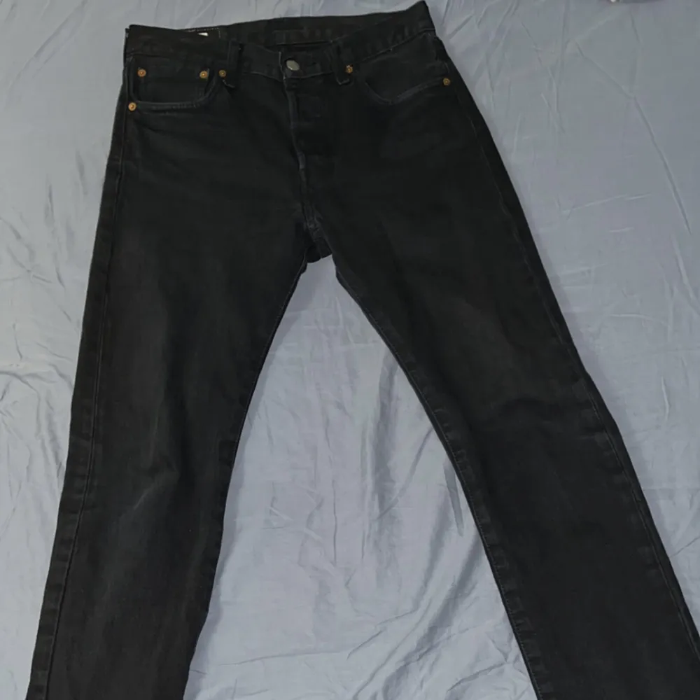 Säljer min väns Levis 501or, Svarta jeansen är lite större än blå, fast båda är w29 l32.  200/st 300 för båda. Kan mötas upp i Uppsala eller frakta. Manstorlek men passar också brudar! Kom pm för fler bilder. Jeans & Byxor.