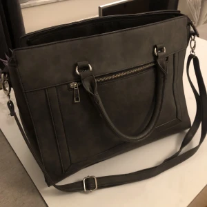 Väska  - fin och rymlig väska från primark 💜