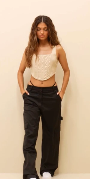 Linne i satin, strl S - Jättefint vitt fest-linne i satin från Missguided. Storlek 34 (small). Helt oanvänt, alla prislappar kvar