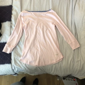 Hampton republic rosa långärmad tröja  - Ljusråsa Hampton republic långärmad tröja💕🌸 super söt med små knappar längst ut på ärmarna, storlek S, säljer för 80kr+ frakt