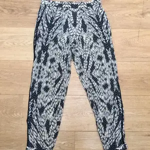DVF Silk Printed Pants with Cuffed Button Hem and Side Taping Detail   Size 0