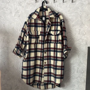 Rutig oanvänd vår jacka  - Helt oanvänd jacka från Fashion Nova, Oversize så passar storlekar XS-M/L, ganska tunn men rymlig så det funkar bra att ha tjocktröjor och liknande under så kan bli varmare då. Skriv pm för fler bilder 🥰