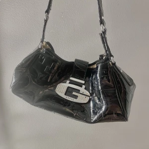 Guess väska - Cool guess väska som inte används men rhinestones! Tror inte den är äkta och saknar 2 stenar🤍