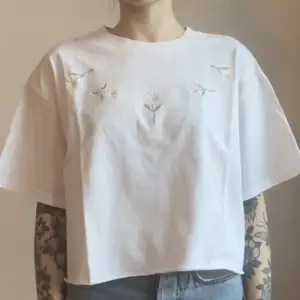 Brandy Melville T-shirt   Vit med broderade blommor   Använd fåtal gånger så i toppen skick 