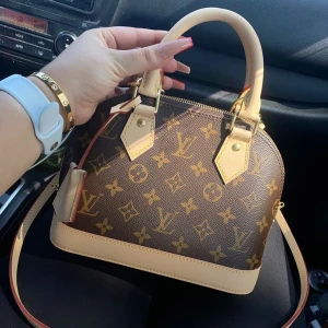 Louis vuitton  - Storlek : 9.3 x 6.9 x 4.5 inches HELT ny man får plats med mobilen nycklarna och mycket mer den är i fint skick säljer billigare vid snabb affär 😍möts inte pågrund av sociala fobier hoppas alla har förståelse 
