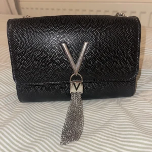 Äkta Valentino väska - Svart liten söt valentino väska med silverdetaljer.