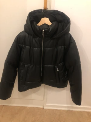 Zara vinterjacka - En använd zara vinterjacka med materialet skinn. Den är säkert fejkskinn. Köpt vinter 2022. Ser typ helt ny ut. Tror att det var storlek s men den är oversized.