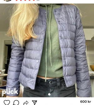 Jacka uniqlo - Säljer min marinblå vår jacka från uniqlo. Super fin och perfekt till våren. Skriv till mig om ni vill ha egna bilder💙