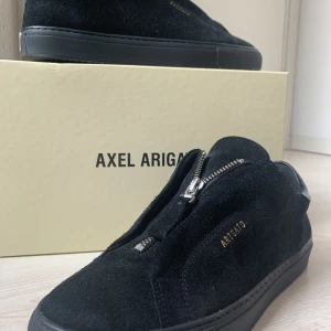 Axel Arigato, Clean 90 zip - ❗️Skor ifrån Axel Arigato, modell clean 90 zip ❗️  Nypris: 2300kr (Utan frakt) Säljpris: 1200kr (Inklusive frakt) Storlek: 39 Skick: Nästan aldrig använda (se sulan på bild 3 ) Skador: Inga skador eller repor  Skriv för mer info och bilder ☺️