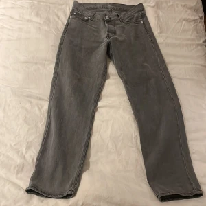 Junkyard jeans - Säljer mina junkyard jeans, använda fåtal gånger pga passform. Köpta för 599kr
