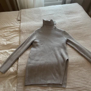 Stickad tröja - Stickad tröja med slits på sidan