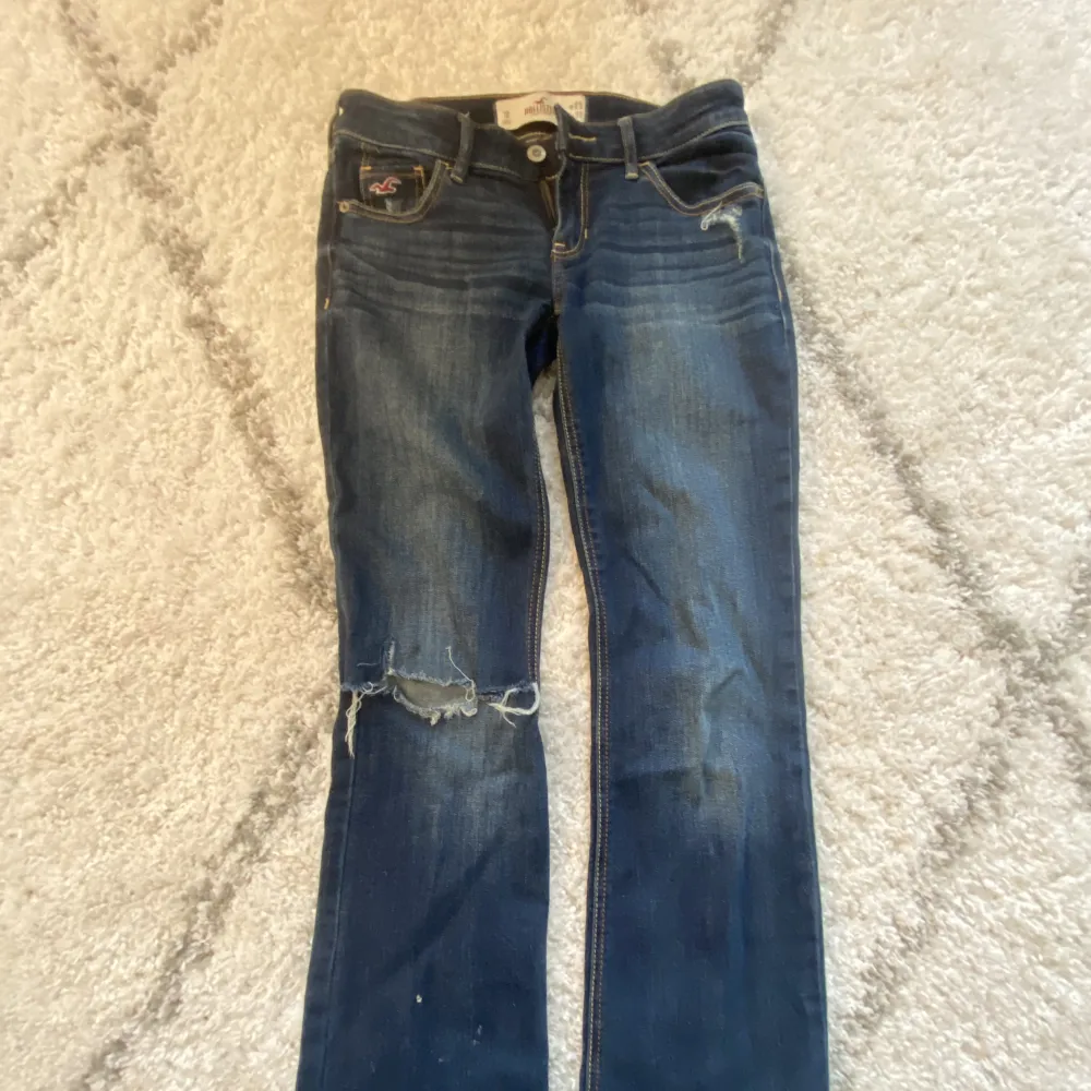Fina lågmidjade bootcut jeans från hollister❣️dom är lite använda men har inga fläckar💗. Jeans & Byxor.