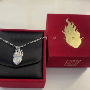 Maria Nilsdotter Halsband  - Super snyggt och trendigt ”Fever Necklace” från Maria Nilsdotter i silver❤️‍🔥 Jättebra skick och går ej att köpa längre. Orginalbox medföljer såklart men har ej kvar kvittot.☺️❣️ Kedjan är 40cm! 
