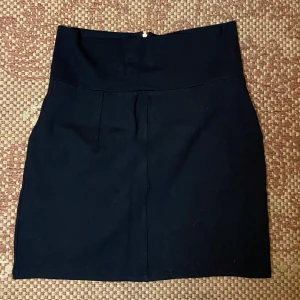 Svart kjol - Svart kjol från vila med en fin detalj i bak. Sitter fint och bekvämt på! 