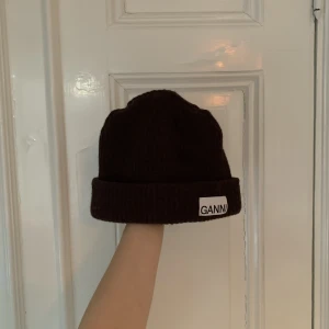 Ganni mössa  - Mössa från Ganni, one size, använd ett fåtal gånger så inget att anmärka på skicket :) 