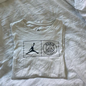 Jordan x PSG - Tisha i bra skick 