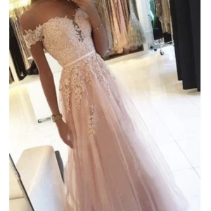 Rosa klänning  - Det ser exakt ut som på bilden. Kan skicka flera bilder ❤️