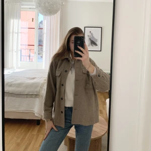 Jacka från Zara - Sån fin vårjacka från zara! Beige med matta svarta knappar. Väldigt lite använd. 