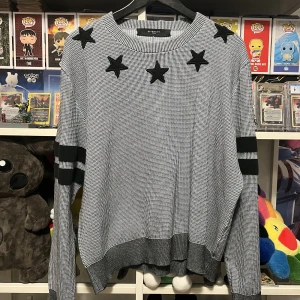 Givenchy Star Sweatshirt - Tröja i medium, 8/10 skick. Sitter mindre i storlek.