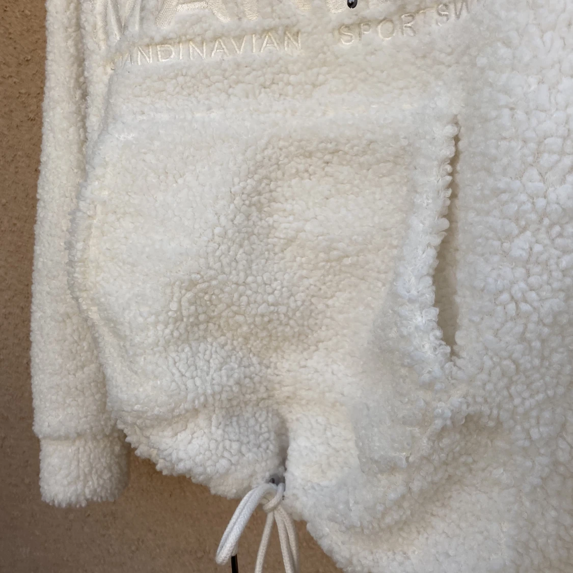 Fluffig vit pile - 91