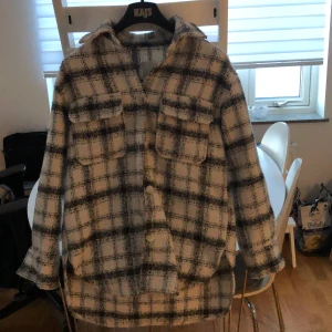 Jacka från H&M Stl XS - Helt ny super snygg jacka från H&M i storlek XS 