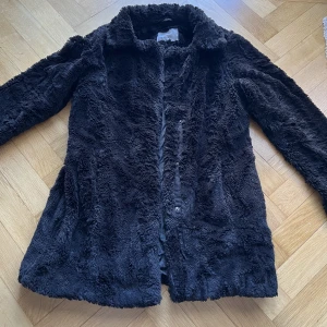 Fuskpäls. Jacka/kappa - Från Vero Moda