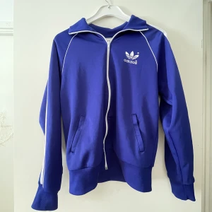 Kofta - Blå adidas kofta. Skick 8-10 inte använd så mycket, inget slut eller nått