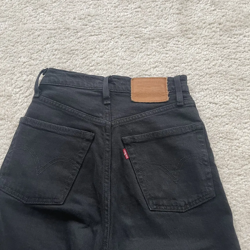 Svarta Levis jeans i storlek 23/xs.. Jeans & Byxor.