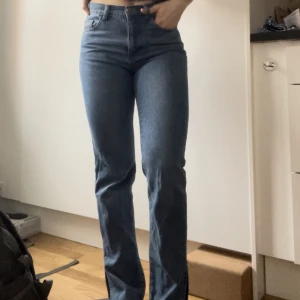 ASOS byxor m slits  - Snygga byxor från asos med slits strl 34/36 eller strl 8 USA Normal midja  