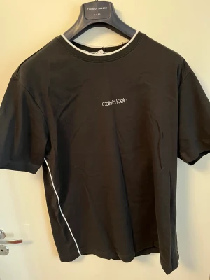 Calvin Klein T-shirt  - Helt ny oanvänd, prislapp kvar
