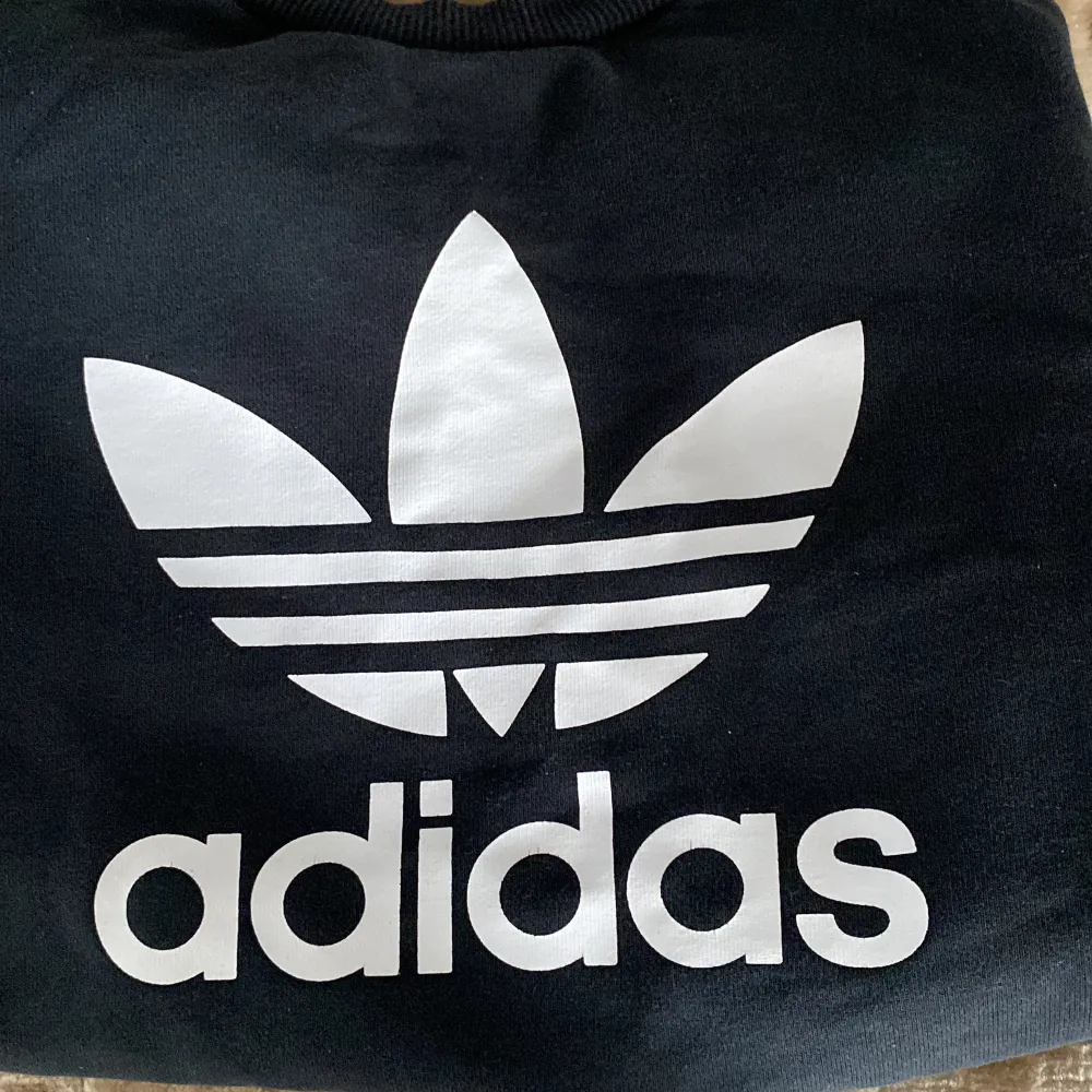 En mysig sweatshirt från Adidas. Har ingen användning av tröjan längre då den har blivit för liten. Den har inga nyliga fel och är i mycket gott skick!🖤 Skriv för mer bilder.. Tröjor & Koftor.