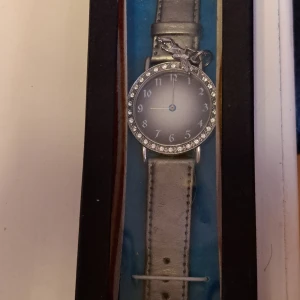 Paris Hilton klocka 🎀🎀🎀 - Hej alla fina 🎀  Här har jag en jättefin Paris Hilton klocka som är lite använd men är i bra skick! Den ligger bara här och skräpar 🎀 kanske någon annan har mer intresse för den 🎀 Pris 45 kr plus frakt 16 kr (fri frakt gäller fri frakt dagar) 🎀🎀🎀