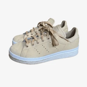 Stan Smith  - Stan Smith i storlek 37 1/3, inte mycket använda så i gott skick! 