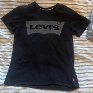 Tshirt - Tshirten är i använt skick och passar en som har storlek s/m. 