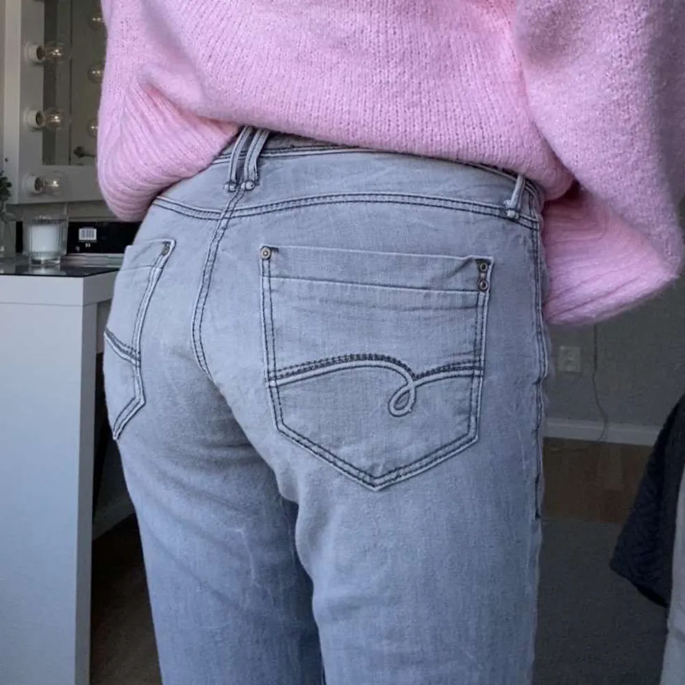 Säljer dessa lågmidjade jeans som är köpta här på plick men de va tyvärr för små för mig där av säljer jag dem vidare! (Inte jag på bilderna)  Vid ena benet finns det en liten vit fläck (kom privat om ni vill ha bild)  Frakt till kommer!. Jeans & Byxor.