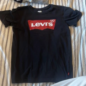 T-shirt - T-shirten är i sparsamt använt skick, passar dig som har storlek s/m 