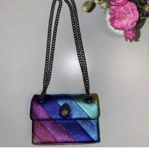 Kurt geiger  - Säljer en Kurt geiger väska. Lilla modellen i nyskick. Köpare står för frakt💜🤍💖