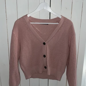 Stickad tröja - En stickad tröja/kofta i storlek S från lager 157