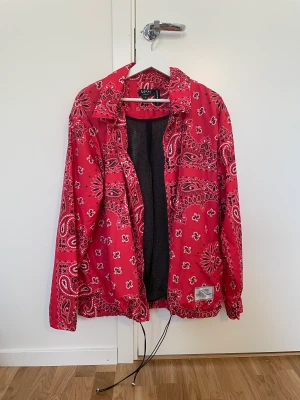 Tunn jacka - Oversized snygg jacka som passar både killar och tjejer, perfekt på våren/sommaren eller inomhus.