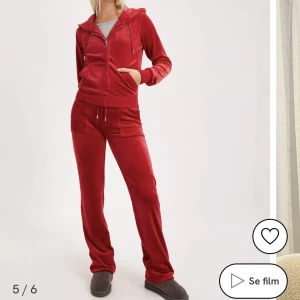 Röda juicy - Hyfsat nya Juicy byxor och tröja🫶🏼 Säljer pågrund av att jag inte vill ha dom längre, jätte fint skick.