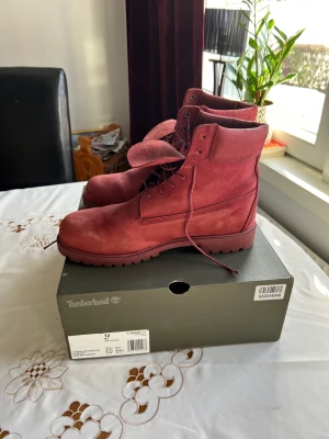 Timberland röda - Timberlands röda använda några gånger, bra skick på skorna. Låda finns med.