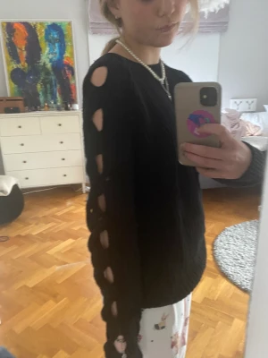 Snygg cutout stickad tröja - Jättenice och cool svart stickad tröja med cutouts på armarna 🥂🥂🥂 kan stylas så coolt! Fint skick-inte nopprig