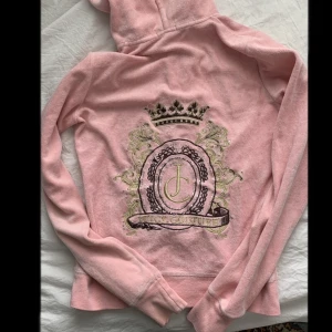 juicy couture kofta - Jättesnygg äkta juicy kofta, köpt här på plick men knappt använd❣️