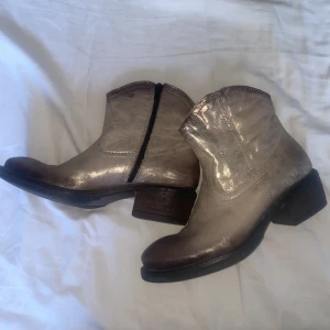 Metallic cowboy boots - Köpte secondhand skit coola