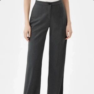 Kostymbyxor  - Säljer dess gråa kostymbyxor (den första bilden), de har samma passform i benen som på den andra bilden. De är i stl 38 men sitter som 36. Endast avända en gång 💗