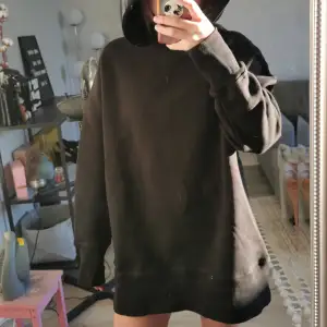 Oversized hoodie som sitter som en klänning ifrån Biancas kollektion! Helt oanvänd